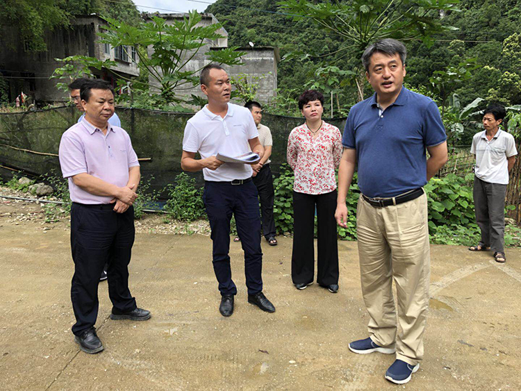 熱烈歡迎，河池市市委常委，巴馬縣委書記王軍及人大主任等領(lǐng)導(dǎo)蒞臨集團(tuán)旗下子公司廣西巴馬華盛泰景區(qū)視察指導(dǎo)工作。